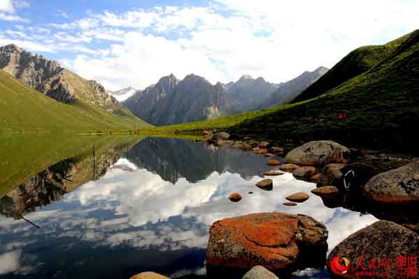 Charming scenery of Jiuzhi Nianbaoyuze Mountain