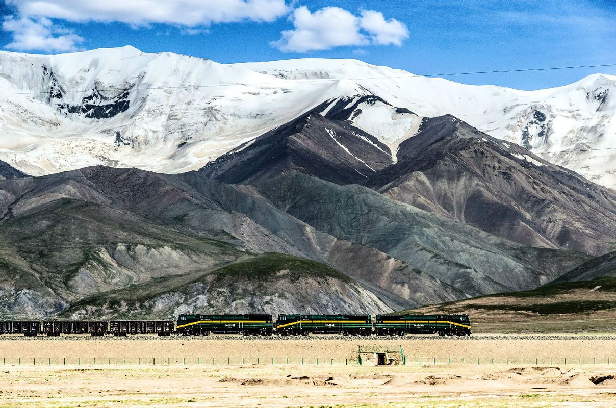 Lhasa Train Station's peak service time to last till Oct 15