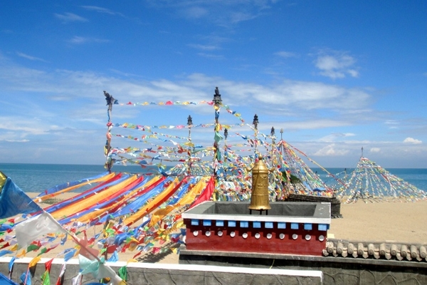 Mysterious Tibetan land: colorful prayer flag culture