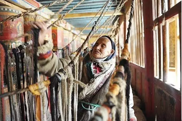 70-year-old Tibetan couple start a bee-keeping business