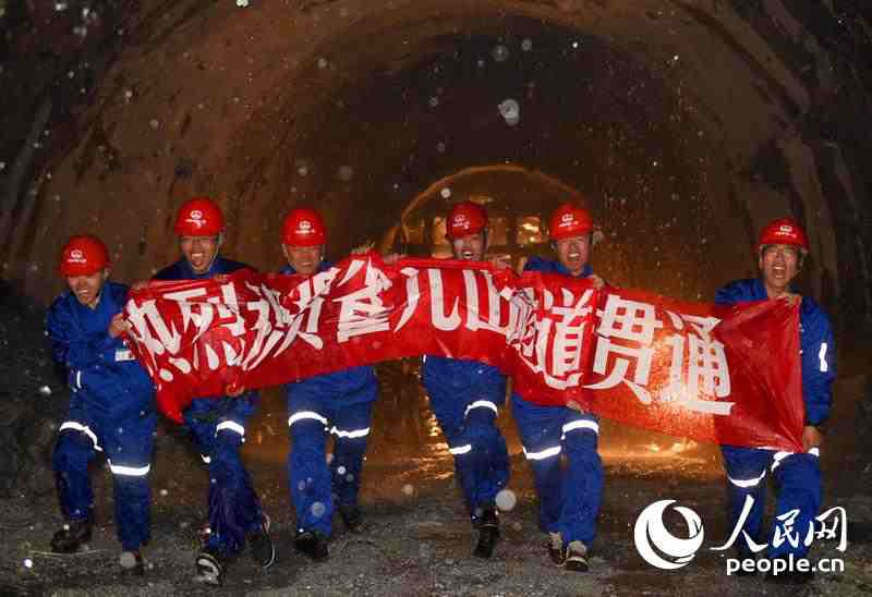 Highest tunnel in Sichuan-Tibet Highway opens to traffic