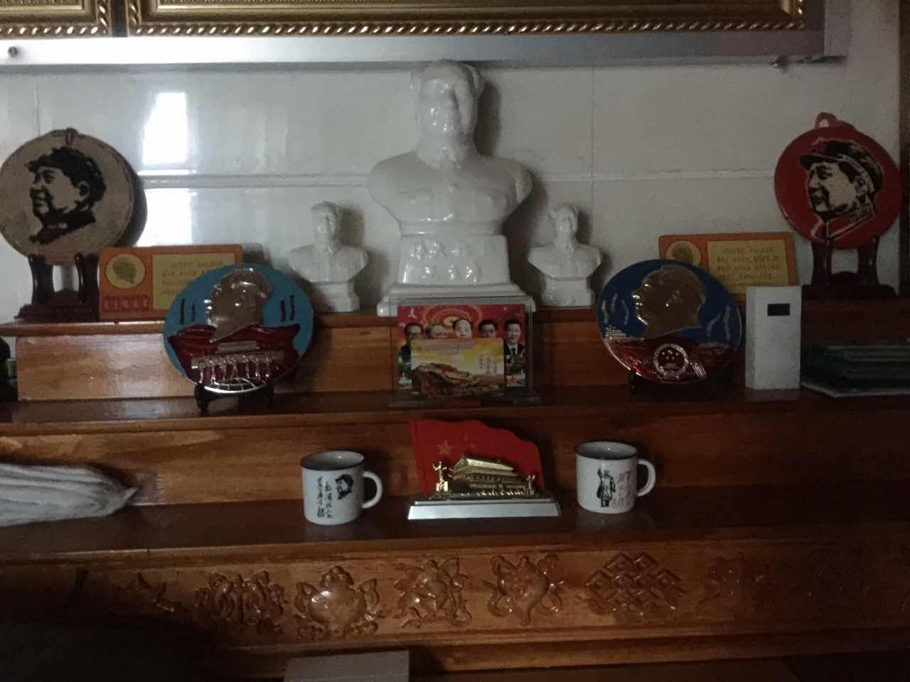 西藏退休教师格旦生前全身心收藏毛主席像章制