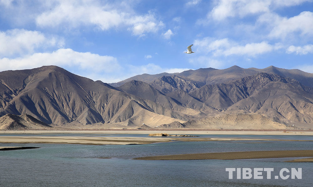 Winter scenery of the Yarlung Tsangpo River