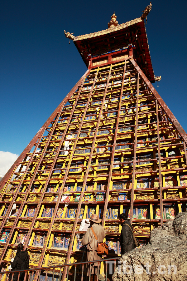 A glimpse of Thousand Buddha Cliffside Sculpture