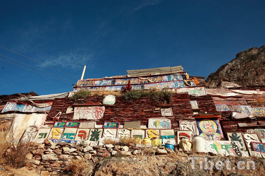 A glimpse of Thousand Buddha Cliffside Sculpture