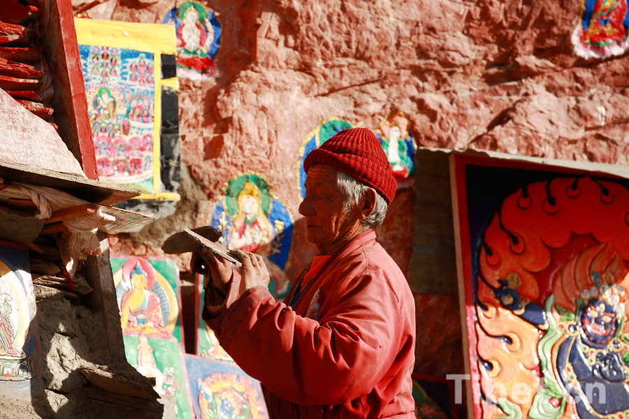 A glimpse of Thousand Buddha Cliffside Sculpture