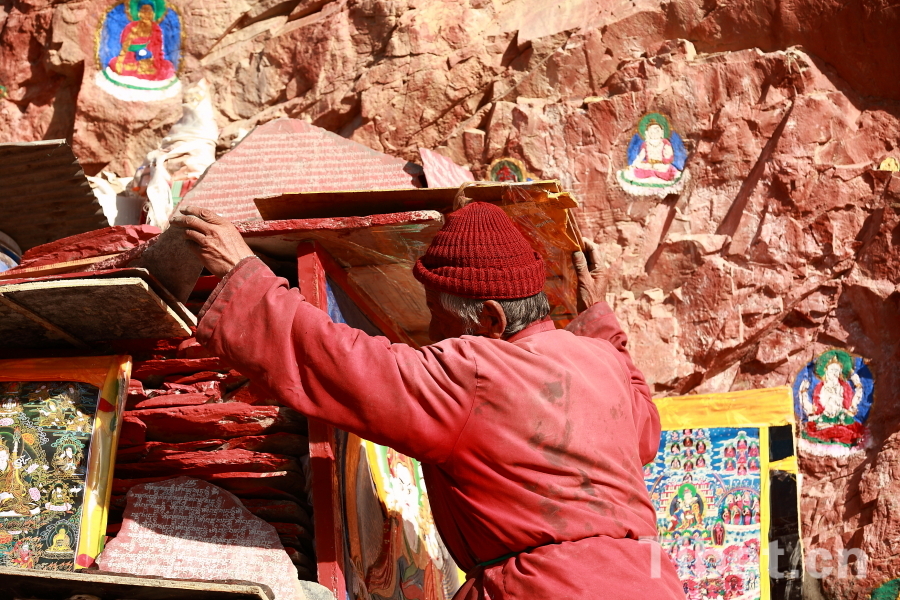 A glimpse of Thousand Buddha Cliffside Sculpture