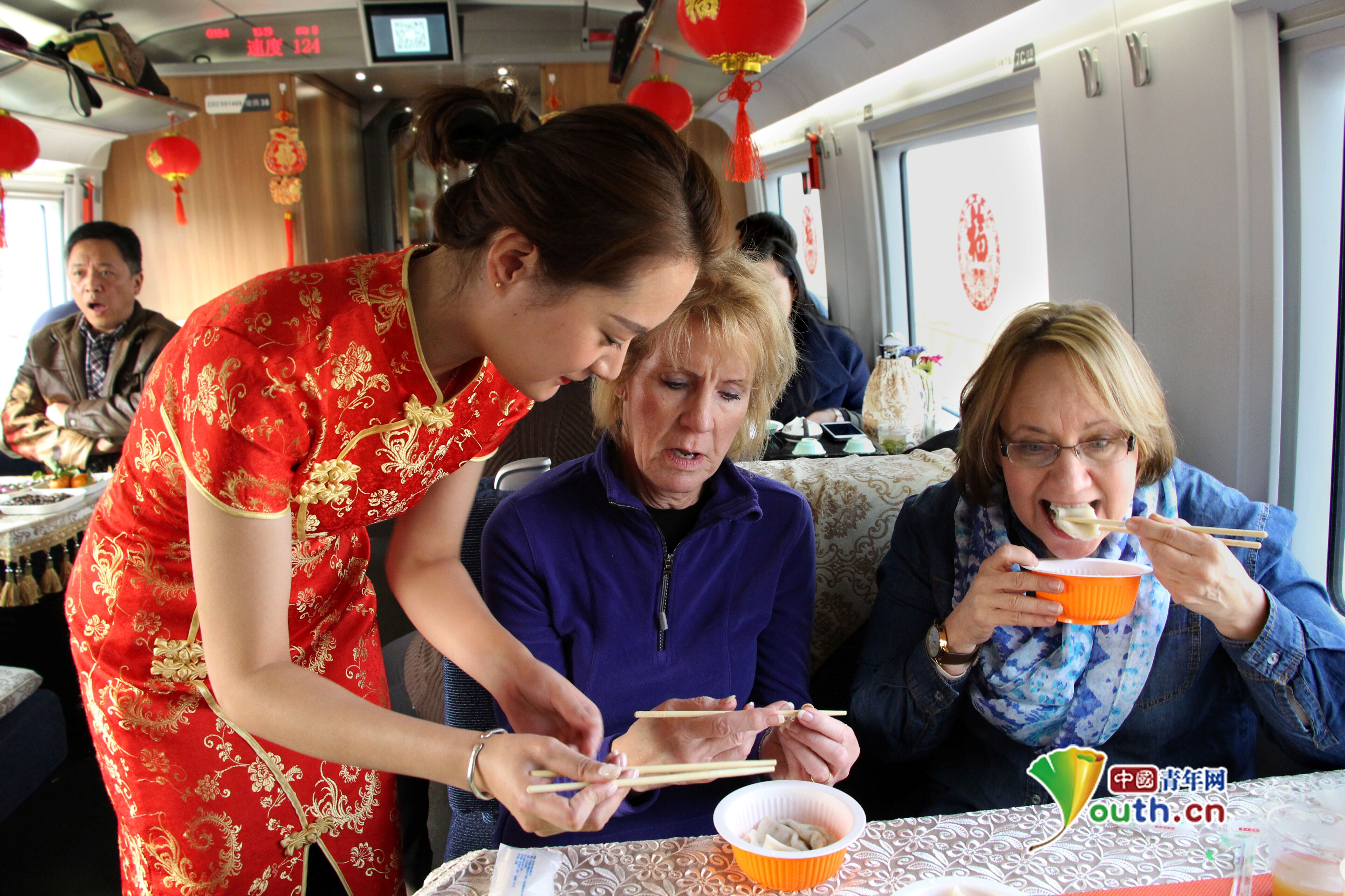 [网媒走转改]高铁上的 小年 :多彩车厢共舞小苹