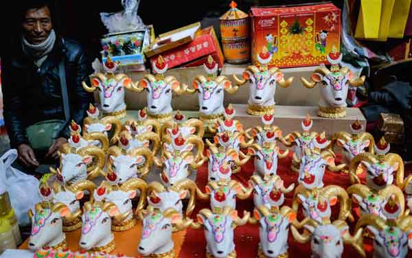 Lhasa citizens buy goods to greet Spring Festival and Tibetan New Year 