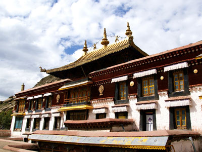 宗教 寺院 正文 5日清晨,在拉萨市色拉寺结巴扎仓马头明王殿前,该