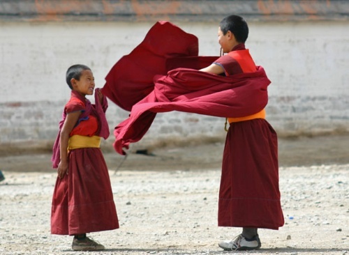 Tibetan monks benefit from fast development of temple facilities 