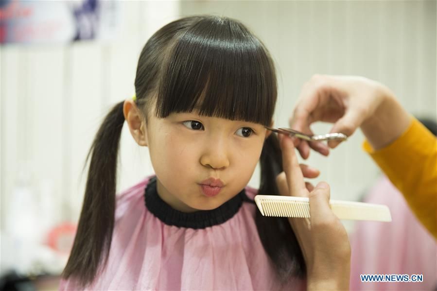 Chinese people mark Longtaitou Festival with haircut _Photo_TIBET