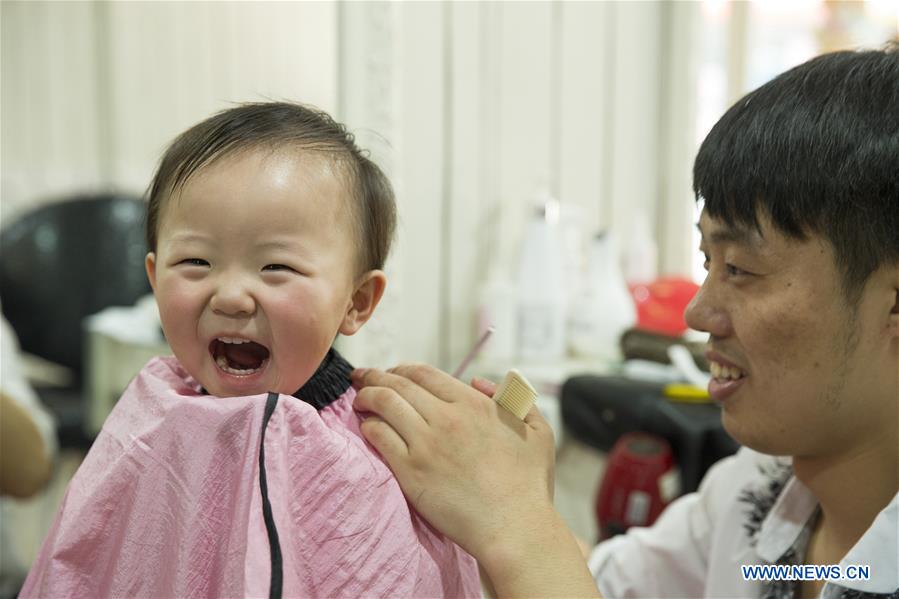 Chinese people mark Longtaitou Festival with haircut 