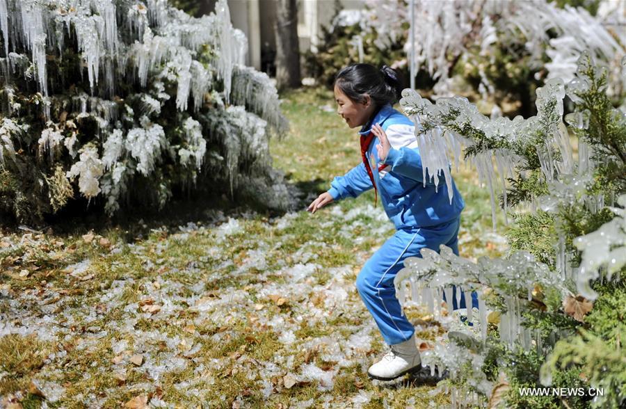 The weather in Lhasa now differs sharply during day and night, with night temperature still below zero degrees Celsius