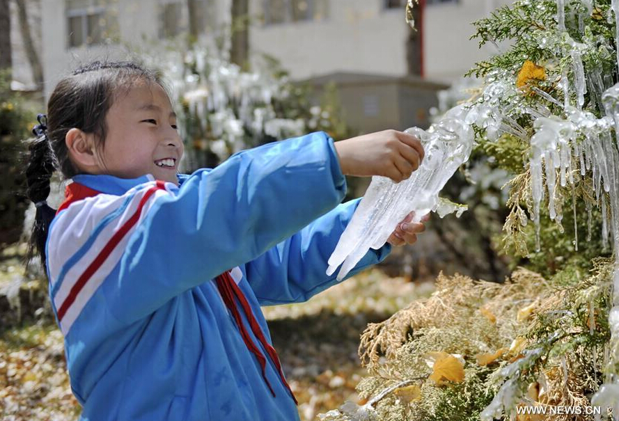 Weather in Lhasa differs sharply during day and night