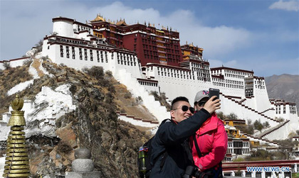 Lhasa Sees Growing Number of Tourists as Temperature Rises 