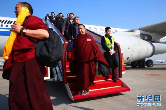 Tibetan CPPCC members arrive in Beijing for annual session