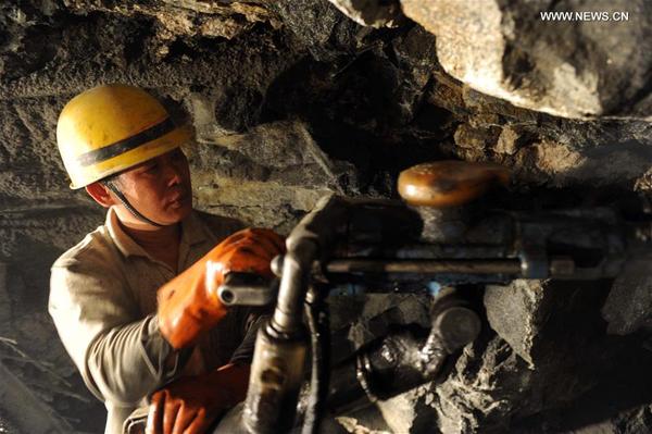 Workers speed up building Lhasa-Nyingchi segment of Sichuan-Tibet Railway 