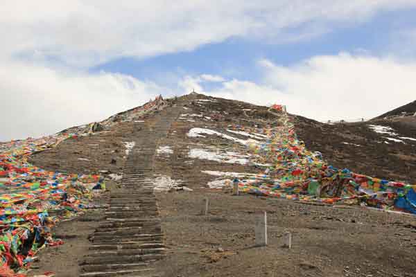 Like many Tibetan arts, the creation and spread of "ronda" also generates from and serve for the religion, and is believed to be a medium linking the spiritual world of believers and the deities' worl