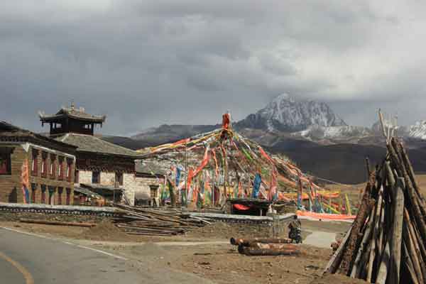 With the five colors symbolizing five fundamental elements of the world, the sutra flag sacrificial activities are generally meant to pray to Buddha that all beings dominated by the five-element unive