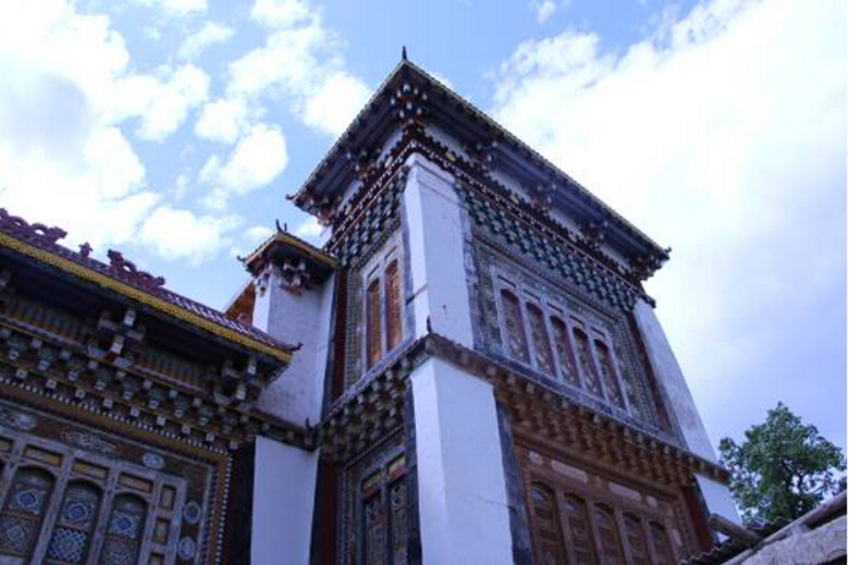 What does Tibetan-Han-Naxi-style architecture look like？