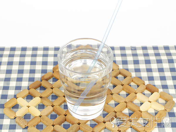  夏天一天喝多少水最好 千万不能“勤补水” 