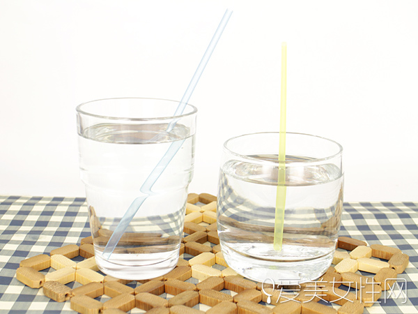  夏天一天喝多少水最好 千万不能“勤补水” 