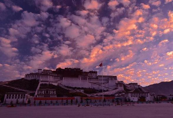 Tibet tourist market warming up