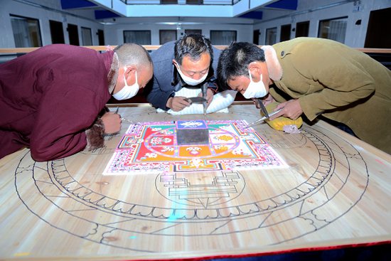 Lhasa mandala art exhibition attracts tourists