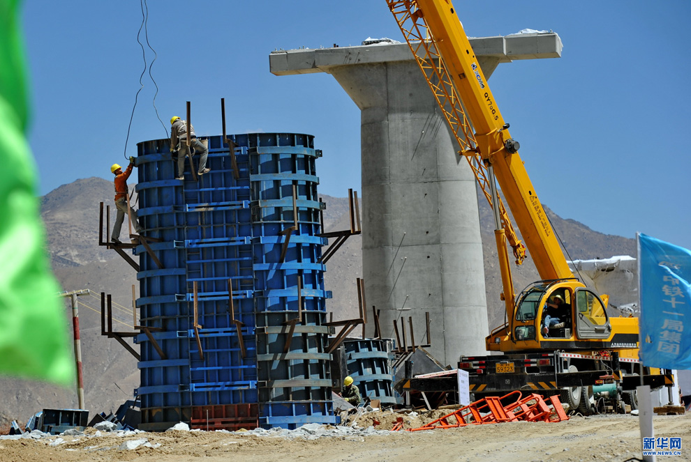 Workers build Lhasa-Nyingchi segment of Sichuan-Tibet Railway 