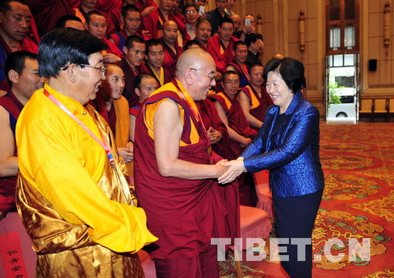 Sun Chunlan meets winners of the 12th "Tho Ram Pa" advanced degree    