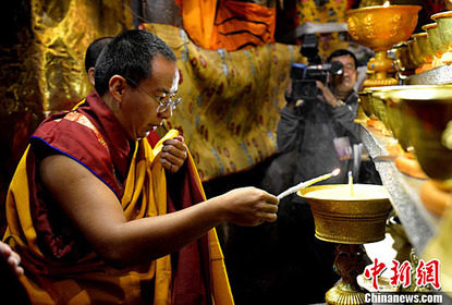Panchen Lama blesses Tibetans in Lhasa