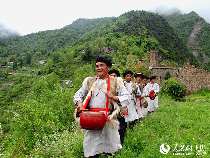 阿坝羌寨黑虎茂县的服饰帕:述说视频的傻子薛白布历史图片
