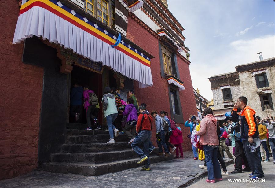 China's Tibet enters peak tourist season