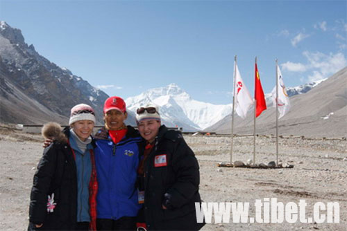 Tibetan female hiker: "I joined the Party on Mt. Qomolangma"