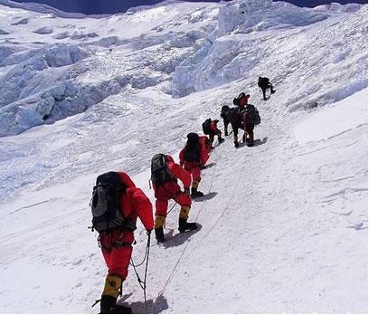 Eight hikers reach northern slope of the Qomolangma