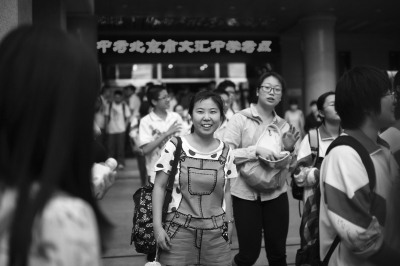 北京今年中考已全部结束 英语作文首次“二选一”