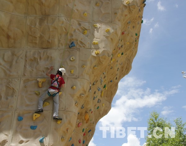 暑期亲子游怎么玩?攀岩、爬山 户外运动爱好从