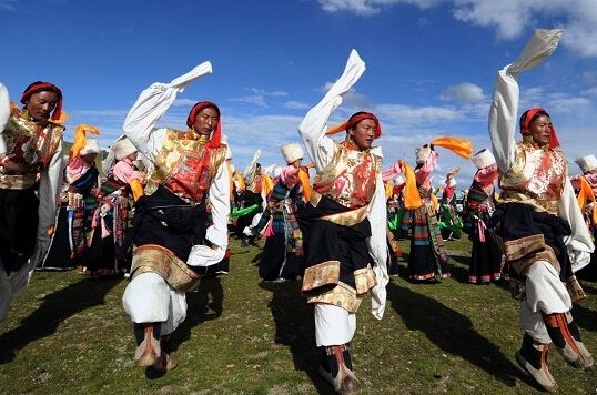 藏族舞蹈的特点、规则、步伐、手势与技巧_藏