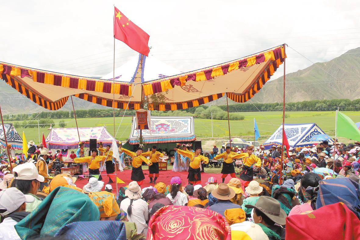 近日,林周县边交林乡卡优村,甘曲镇朱加村等地的村民们身着节日盛装