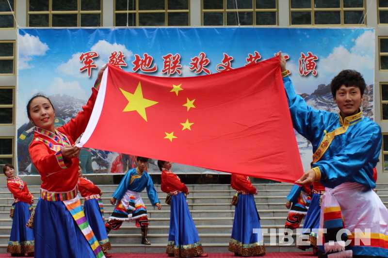 西藏亚东边防检查站举行军警地文艺联欢汇演庆