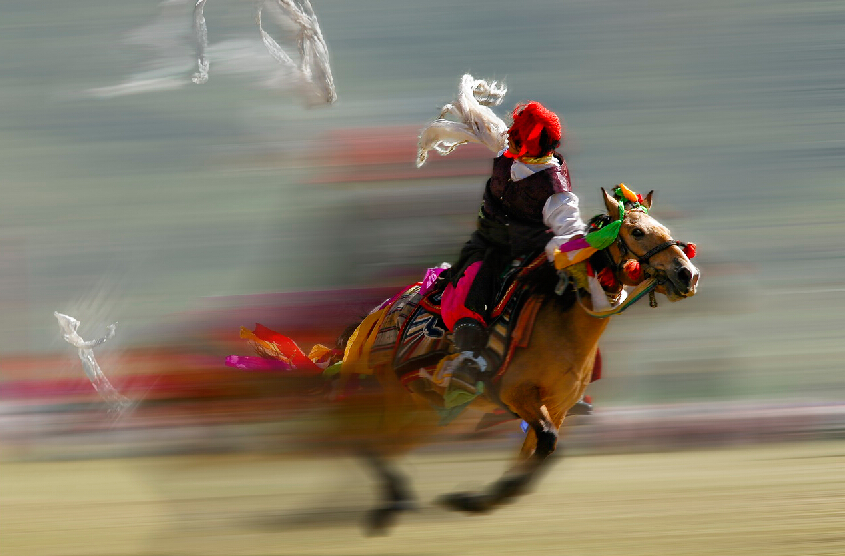 Qinghai Huangnan: horse racing becomes important exercise