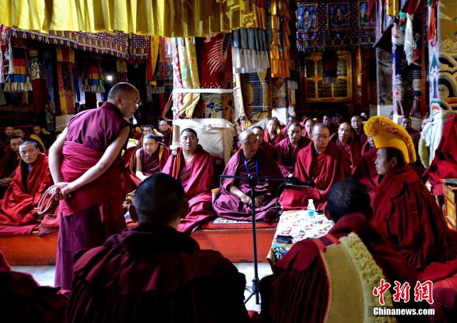 10 Tibetan monks receive the highest academic qualification in Tibetan Buddhism