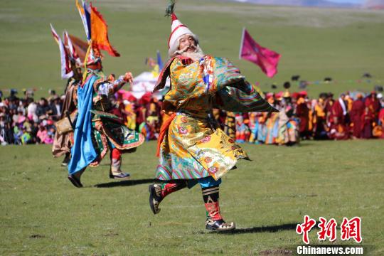 图为中国三江源第二届牦牛文化节开幕式现场。 张多钧 摄