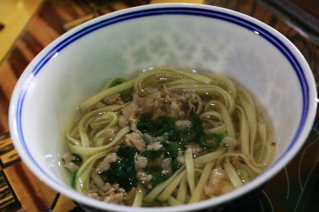 Special ways of eating noodles in Yanjing, Tibet