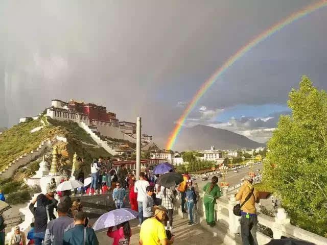 宗教 活佛 > 正文   今天,宗喀巴大师见到了600余年后的十一世班禅