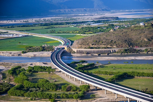 拉林高速公路_人与自然 和谐共生_中国西藏网