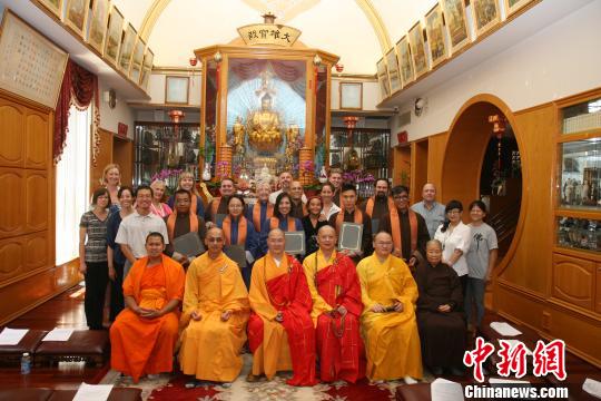 10名美国人被授予汉传在家佛教传教师资格证