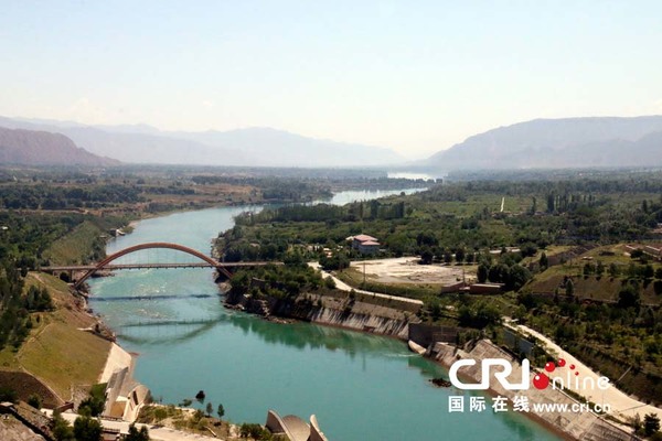 公伯峡水电站位于青海省循化撒拉族自治县和化隆回族自治县交界处的黄河干流上。站在水电站旁,可以看到“黄河菜篮”项目的部分区域。 摄影:刘维靖