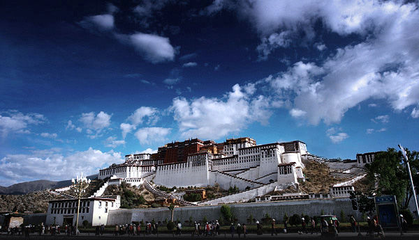 Tibet receives over 6.8 mln tourists in H1